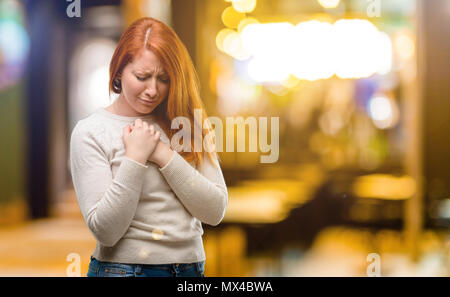 Belle jeune femme rousse pleine de tristesse dépression pleurs exprimant l'émotion triste dans la nuit Banque D'Images