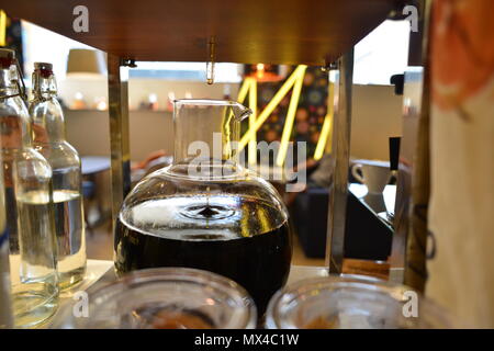 Préparation du café à l'appareil en verre froid brew Banque D'Images