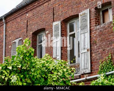 Vieux bâtiment de briques rouges, avec des fonctions altérées, Le Crotoy, France Banque D'Images