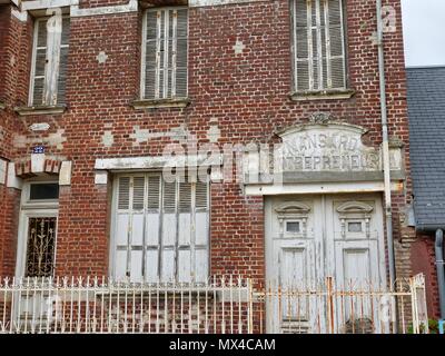 Vieux bâtiment de briques rouges, avec des fonctions altérées, Le Crotoy, France Banque D'Images