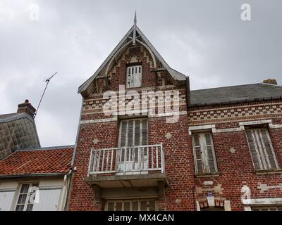 Vieux bâtiment de briques rouges, avec des fonctions altérées, Le Crotoy, France Banque D'Images