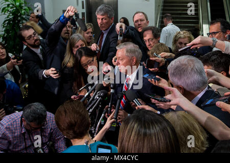 Le sénateur Lindsey Graham (R-SC) parle avec des journalistes dans la capitale américaine du métro après une séance d'information du Sénat fermé par le sous-procureur général Rod Rosenstein. Banque D'Images