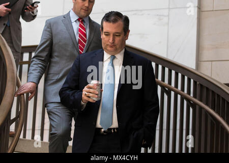 Le sénateur Ted Cruz (R-TX) arrive à un tous les sénateurs exposé sur l'enquête sur les liens de la Trump Président à la Russie par le sous-procureur général Rod Rosenstein au Capitole. Banque D'Images