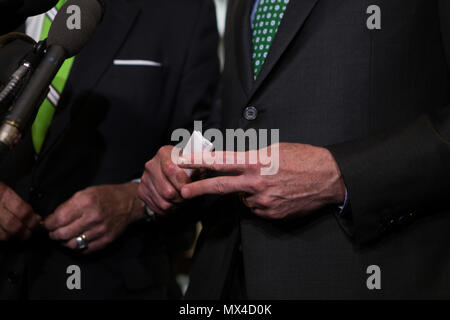 Président du Comité de renseignement du Sénat Le sénateur Richard Burr (R-NC) (à gauche) et le Vice-président le sénateur Mark Warner (D-VA) parler avec les journalistes à la suite d'une réunion du comité sur la colline du Capitole. Les sénateurs ont déclaré que la commission émettra deux nouvelles assignations demande de documents de l'ancien conseiller pour la sécurité nationale Michael Flynn. Banque D'Images