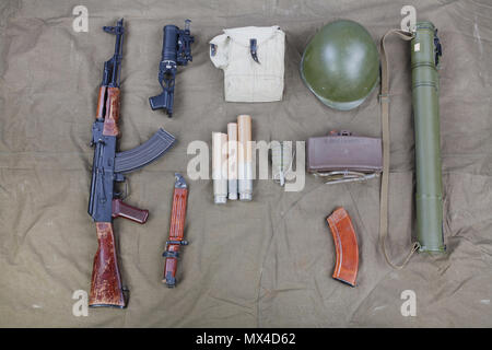 Kalashnikov AK 47 avec des munitions sur fond de toile Banque D'Images