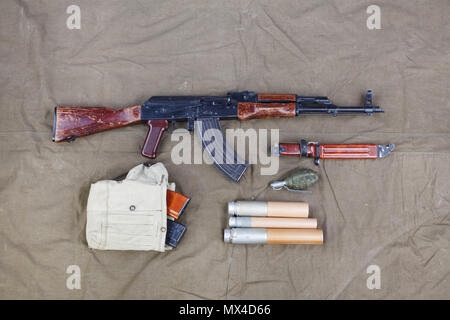 Kalashnikov AK 47 avec des munitions sur fond de toile Banque D'Images