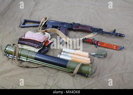 Kalashnikov AK 74 avec des munitions sur fond de toile Banque D'Images