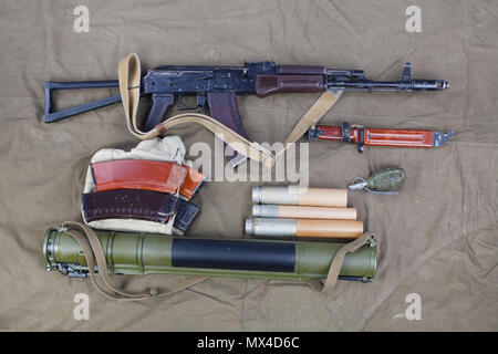 Kalashnikov AK 74 avec des munitions sur fond de toile Banque D'Images