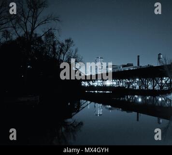 L'horizon de Richmond, en Virginie, la nuit dans les eaux calmes du canal. Banque D'Images