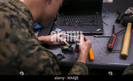 Océan Pacifique- lance le Cpl. Johnson Keiji, une optique électronique Technicien de l'ordonnance du 1er Bataillon, 5e Régiment de Marines, 15e Marine Expeditionary Unit, réparations de lunettes de vision nocturne pour une utilisation sur une prochaine mission au cours de l'exercice, l'unité de formation mixte le 1 mai 2017. S'assurer d'armes et d'équipement sont bien entretenus est un facteur essentiel dans les opérations à petite échelle, telles que les raids, afin de rapidement pénétrer un territoire ennemi d'obtenir de l'information préjudiciable et provoquer le chaos et la confusion pour les forces ennemies, ainsi que de détruire les bastions de l'adversaire, l'accès aux zones de sécurité, et de financement Banque D'Images