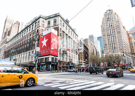 La ville de New York, USA - 7 Avril 2018 : NEW YORK midtown Manhattan bâtiments de Herald Square, 6ème avenue West 34th street road, panneaux pour Macy's store, taxi c Banque D'Images