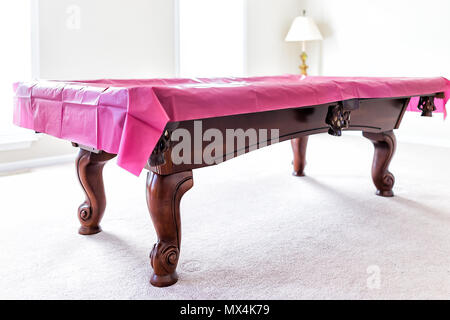 À l'intérieur chambre home intérieur avec un billard table de billard dans la salle de séjour, rose page couverture pour la poussière, lampe, fenêtre, un minimum de décoration minimaliste, w Banque D'Images