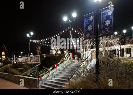 Fairfax, États-Unis - 24 décembre 2017 : décorations de Noël au centre-ville historique de la ville de comté avec panneau de bienvenue, arbre en Virginie Banque D'Images