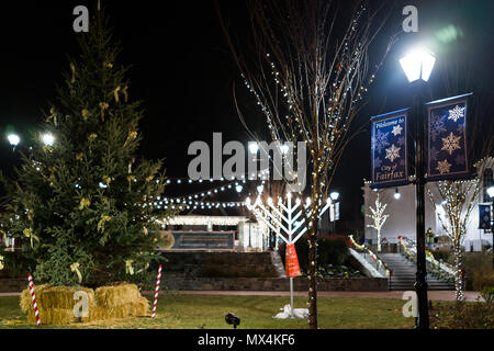 Fairfax, États-Unis - 24 décembre 2017 : la veille de Noël des décorations dans le centre-ville historique de la ville du comté de Virginie avec maison de signer, arbre et décor Menorah juive Banque D'Images