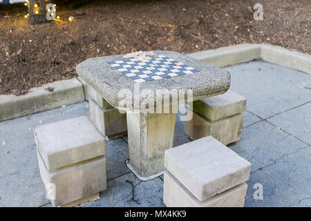 Table d'échecs vide pour les sans-abri dans un parc à Washington DC city capital avec personne au soir d'hiver froid, feux de jour Banque D'Images