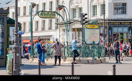 Les gens autour de l'Hector Guimard conçu entrée de la région métropolitaine à Anvers Gare à Paris. Banque D'Images