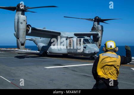 Une MV-22B Osprey avec Marine à rotors basculants moyen 166 Escadron renforcé, 13e Marine Expeditionary Unit (MEU), reçoit des commandes de l'aviation de la Marine un maître de manœuvre avec le groupe amphibie d'Essex (ARG), pendant les opérations de vol à bord de la classe Wasp-navire d'assaut amphibie USS Essex (DG 2), 1 juin 2018, en cours dans l'océan Pacifique. L'Essex et ARG 13e MEU mènent à la formation d'exercice de l'unité composite (COMPTUEX), l'exercice final avant le prochain déploiement des unités. Cet exercice valide l'ARG/MEU capacité de l'équipe d'adapter et de l'exécution de missions dans l'évolution constante, inconnu env Banque D'Images