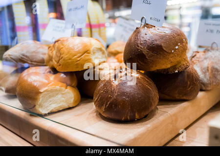 Gros plan du marron foncé frais de blé entier cuit au levain pains pains en boulangerie avec beaucoup de petits pains, challah Banque D'Images