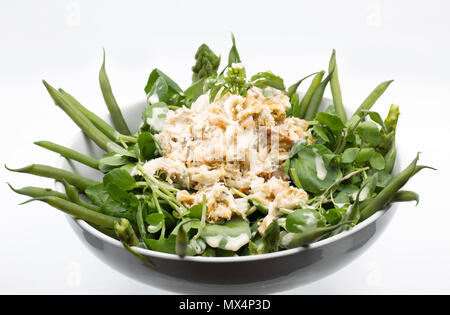 Une salade de crabe fabriqué à partir de viande brune et blanche à partir d'une bouillie, comestibles ou tourteaux, Cancer pagurus, servi avec des asperges, haricots verts et watercr Banque D'Images