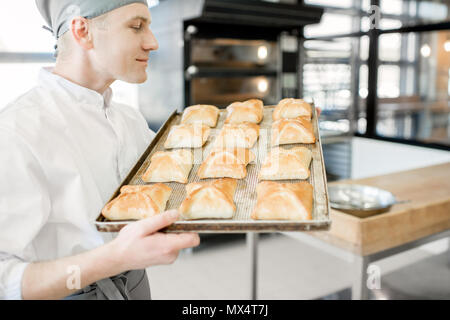 Baker avec la fabrication de petits pains Banque D'Images