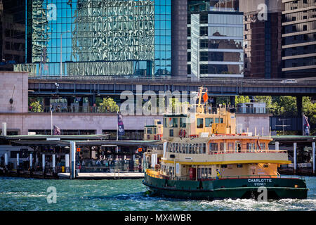 Ferry arrivant à Circular Quay à Sydney, NSW, Australie, le 15 décembre 2014 Banque D'Images