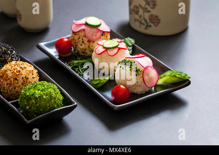 Boules de riz sushi onigiri japonais Banque D'Images