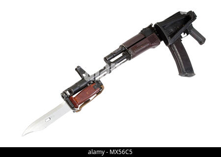 Fusil d'assaut Kalashnikov aks-74 avec baïonnette isolé sur fond blanc Banque D'Images