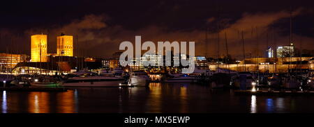 Ces images sont d'Oslo Harbour de nuit en décembre, ils comprennent le domaine Aker Brygge, et l'ancien château Akerhus et Rådhus Banque D'Images