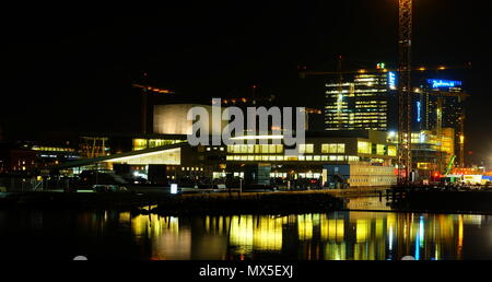 Ces images sont d'Oslo Harbour de nuit en décembre, plus précisément l'Opéra et les nouveaux développements. Banque D'Images