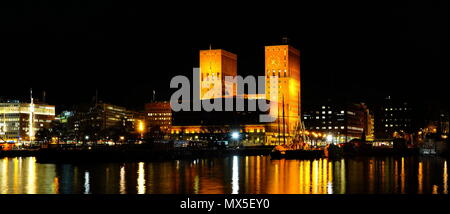 Ces images sont d'Oslo Harbour de nuit en décembre, ils incluent Stadhus au coeur d'Oslo. Banque D'Images