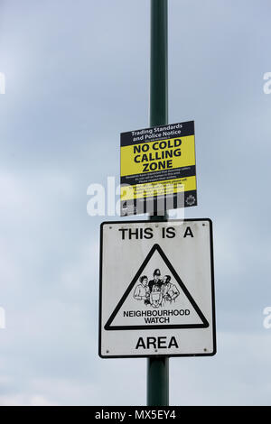 Pas d'une zone d'appel froid signe représenté sur un lampadaire dans le West Sussex, Royaume-Uni. Banque D'Images