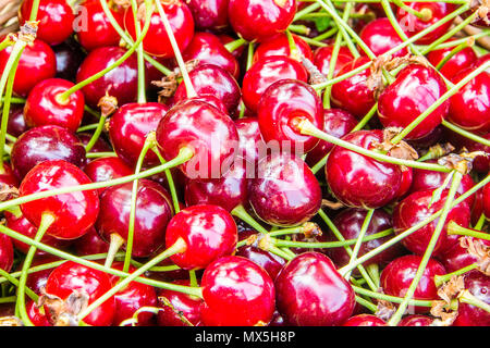 Panier en osier plein de cerises tarte Banque D'Images