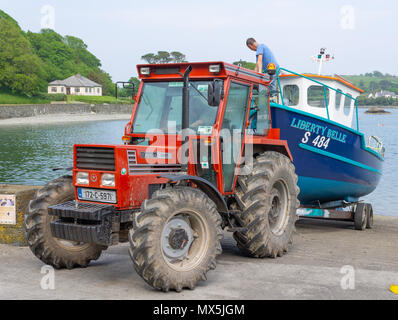 Bateau de pêche belle liberté d'être lancé sur castletownshend cale après un hiver sortir à repeindre. L'Irlande. Banque D'Images