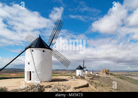 Don Quichotte les moulins à vent. Moulins à vent traditionnels à Consuegra, Castilla La Mancha, Espagne Banque D'Images