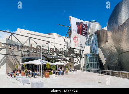 Guggenheim Bilbao. Terrasse de café à l'extérieur du musée Guggenheim de Bilbao, Pays Basque, Espagne Banque D'Images