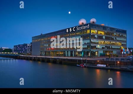 Édifice du siège social de la British Broadcasting Corporation (BBC Scotland Glasgow) la nuit. Banque D'Images