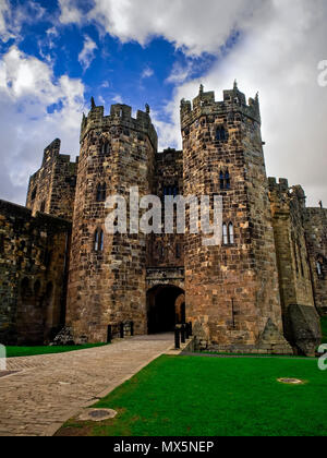 Alnwick, UK. 16 mai, 2018. Tourist à Alnwick Castle dans le comté de Northumberland, Anglais Royaume-Uni Crédit : Alexandr Goussev/Pacific Press/Alamy Live News Banque D'Images