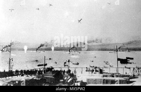 . La Fuerza Aérea de Chile bombardea a la escuadra en fondeada Coquimbo, el 6 de septiembre de 1931. La marinería sublevada había tomado el control de los buques el día 1º del mismo mes. Posiblemente los aviones que aparecen en la fotografía hayan sido retocados. 1931. 90 Inconnu 1931 Bombardeo de Coquimbo. Banque D'Images