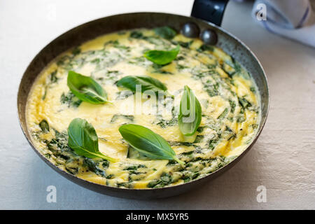Frittata au basilic dans la poêle Banque D'Images