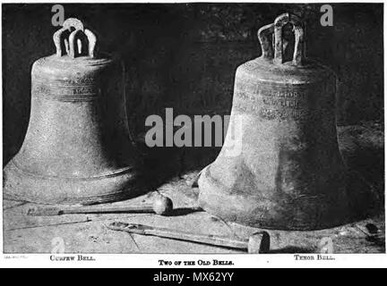 . Anglais : deux des cloches fondues en 1409 pour l'église paroissiale de St Mary et St Cuthbert, Chester-le-Street County Durham, photographiés lors de leur lwered pour re-casting en 1883. Cette année, John Taylor & Co refonte tous les cloches de la tour comme un nouvel anneau de huit. 1883. Sprague & Co., London 126 1883 StMaryandStCuthbertBells Banque D'Images