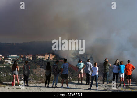 Jun 2, 2018 - Aliso Viejo, Californie, États-Unis - Les résidents watch un pinceau feu brûler dans l'Aliso et Canyons Wilderness Park en bois Laguna Niguel en flammes vers le campus de l'Université Soka de fluage. Une traînée de flammes brûler la végétation samedi après-midi, le 2 juin 2018, dans l'Aliso et Canyons Wilderness Park en bois Laguna Niguel. L'incendie est menée par 200 pompiers, d'aéronefs à voilure fixe et hélicoptères, près de Laguna Beach et la côte du Pacifique. Bataille des équipages 250 acres un feu de broussailles dans le bois Canyon, comme des milliers d'évacuations en cours à Laguna Beach, Aliso Viejo. (Crédit Image : © Ruaridh Stewart via ZUMA Wir Banque D'Images