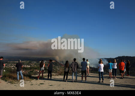 Jun 2, 2018 - Aliso Viejo, Californie, États-Unis - Les résidents watch un pinceau feu brûler dans l'Aliso et Canyons Wilderness Park en bois Laguna Niguel en flammes vers le campus de l'Université Soka de fluage. Une traînée de flammes brûler la végétation samedi après-midi, le 2 juin 2018, dans l'Aliso et Canyons Wilderness Park en bois Laguna Niguel. L'incendie est menée par 200 pompiers, d'aéronefs à voilure fixe et hélicoptères, près de Laguna Beach et la côte du Pacifique. Bataille des équipages 250 acres un feu de broussailles dans le bois Canyon, comme des milliers d'évacuations en cours à Laguna Beach, Aliso Viejo. (Crédit Image : © Ruaridh Stewart via ZUMA Wir Banque D'Images