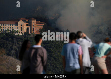 Jun 2, 2018 - Aliso Viejo, Californie, États-Unis - Les résidents watch un pinceau feu brûler dans l'Aliso et Canyons Wilderness Park en bois Laguna Niguel en flammes vers le campus de l'Université Soka de fluage. Une traînée de flammes brûler la végétation samedi après-midi, le 2 juin 2018, dans l'Aliso et Canyons Wilderness Park en bois Laguna Niguel. L'incendie est menée par 200 pompiers, d'aéronefs à voilure fixe et hélicoptères, près de Laguna Beach et la côte du Pacifique. Bataille des équipages 250 acres un feu de broussailles dans le bois Canyon, comme des milliers d'évacuations en cours à Laguna Beach, Aliso Viejo. (Crédit Image : © Ruaridh Stewart via ZUMA Wir Banque D'Images