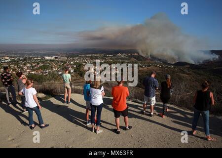 Jun 2, 2018 - Aliso Viejo, Californie, États-Unis - Les résidents watch un pinceau feu brûler dans l'Aliso et Canyons Wilderness Park en bois Laguna Niguel en flammes vers le campus de l'Université Soka de fluage. Une traînée de flammes brûler la végétation samedi après-midi, le 2 juin 2018, dans l'Aliso et Canyons Wilderness Park en bois Laguna Niguel. L'incendie est menée par 200 pompiers, d'aéronefs à voilure fixe et hélicoptères, près de Laguna Beach et la côte du Pacifique. Bataille des équipages 250 acres un feu de broussailles dans le bois Canyon, comme des milliers d'évacuations en cours à Laguna Beach, Aliso Viejo. (Crédit Image : © Ruaridh Stewart via ZUMA Wir Banque D'Images