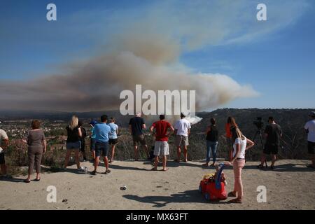 Jun 2, 2018 - Aliso Viejo, Californie, États-Unis - Les résidents watch un pinceau feu brûler dans l'Aliso et Canyons Wilderness Park en bois Laguna Niguel en flammes vers le campus de l'Université Soka de fluage. Une traînée de flammes brûler la végétation samedi après-midi, le 2 juin 2018, dans l'Aliso et Canyons Wilderness Park en bois Laguna Niguel. L'incendie est menée par 200 pompiers, d'aéronefs à voilure fixe et hélicoptères, près de Laguna Beach et la côte du Pacifique. Bataille des équipages 250 acres un feu de broussailles dans le bois Canyon, comme des milliers d'évacuations en cours à Laguna Beach, Aliso Viejo. (Crédit Image : © Ruaridh Stewart via ZUMA Wir Banque D'Images