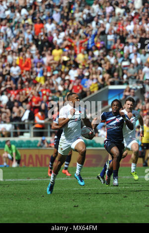 Le stade de Twickenham, London, UK. 2e juin 2018. Dan Norton (FRA) s'exécutant avec la balle pendant l'Angleterre V USA match de rugby à 7 au stade de Twickenham, London, UK. Le match a eu lieu au cours de l'avant-dernière étape de la série mondiale de HSBC Le rugby à 7. La série voit 20 équipes internationales concurrentes dans 14 minutes rapide matchs (deux moitiés de sept minutes) dans 11 villes différentes à travers le monde - la finale sera à Paris en juin. Crédit : Michael Preston/Alamy Live News Banque D'Images