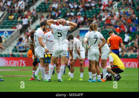 Le stade de Twickenham, London, UK. 2e juin 2018. L'Angleterre en une demi-heure pendant le tournoi de rugby à 7 huddle au stade de Twickenham, London, UK. Le match a eu lieu au cours de l'avant-dernière étape de la série mondiale de HSBC Le rugby à 7. La série voit 20 équipes internationales concurrentes dans 14 minutes rapide matchs (deux moitiés de sept minutes) dans 11 villes différentes à travers le monde - la finale sera à Paris en juin. Crédit : Michael Preston/Alamy Live News Banque D'Images