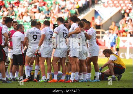 Le stade de Twickenham, London, UK. 2e juin 2018. L'Angleterre en une demi-heure pendant le tournoi de rugby à 7 huddle au stade de Twickenham, London, UK. Le match a eu lieu au cours de l'avant-dernière étape de la série mondiale de HSBC Le rugby à 7. La série voit 20 équipes internationales concurrentes dans 14 minutes rapide matchs (deux moitiés de sept minutes) dans 11 villes différentes à travers le monde - la finale sera à Paris en juin. Crédit : Michael Preston/Alamy Live News Banque D'Images