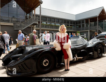 Bury St Edmunds, Royaume-Uni. 2e juin 2018. Suzie Kennedy le premier artiste hommage Marilyn Monroe pose avec le Mobile 1992 bat après ouverture de l'exposition 'Timeless' à Moyses Hall, Bury St Edmunds, qui comprend des images époustouflantes de Marilyn Monroe's premiers jours comme un modèle, aux enregistrements de son film-travail, emplacement à couper le souffle et le travail en studio et emotive images franches qui mettent en valeur sa véritable personnalité dans un lieu unique et engageante. Note aux rédacteurs : la Batmobile n'est pas partie de l'exposition. Credit : Keith mindham/Alamy Live News Banque D'Images