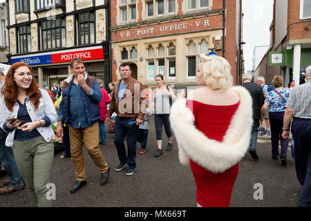 Bury St Edmunds, Royaume-Uni. 2e juin 2018. Suzie Kennedy le premier hommage de Marilyn Monroe, artiste faisant son chemin à travers le marché sur sa manière d'ouvrir le 'Timeless' exposition à Moyses Hall, Bury St Edmunds, Royaume-Uni, qui comprend des images époustouflantes de Marilyn Monroe's premiers jours comme un modèle ; derrière-le-scènes capture à partir de son film-travail ; emplacement à couper le souffle et le travail en studio et emotive images franches qui mettent en valeur sa véritable personnalité dans un lieu unique et engageante. Credit : Keith mindham/Alamy Live News Banque D'Images